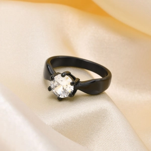 Dettaglio anello in acciaio al titanio nero 7mm con zircone incastonato a sei griffe classiche