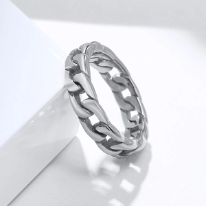 Vue macro d'une bague chaîne gourmette argentée avec détails en acier poli