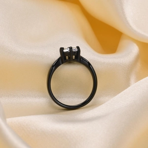 Dettaglio anello nero 7mm in titanio con zircone a taglio rotondo e incastonatura a sei griffe