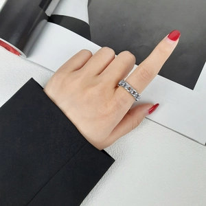 Bague chaîne cubaine argentée polie pour femme portée à l'index avec un style moderne