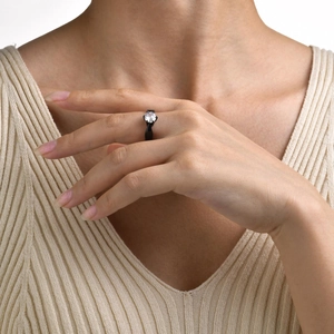 Primo piano di un anello in acciaio al titanio nero 7mm con zircone a sei griffe