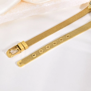Détail du bracelet en maille dorée avec boucle réglable et texture de maille
