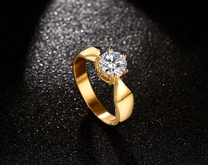 Dettaglio di un anello in acciaio al titanio dorato 7mm con zircone incastonato a sei griffe