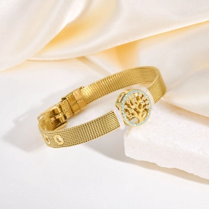 Vue détaillée du bracelet à maille dorée avec pendentif arbre de vie en cristal brillant