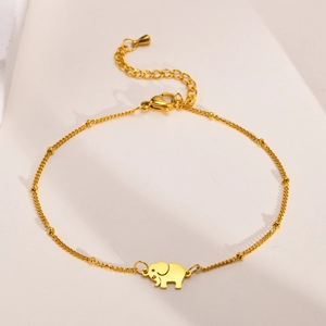Détail de la chevillère éléphant dorée avec petites perles rondes et fermoir mousqueton