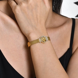 Gros plan du bracelet doré en maille avec pendentif arbre de vie et zircons