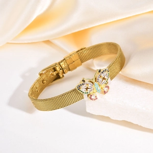 Vue détaillée du bracelet à mailles dorées avec breloque papillon en zircon et boucle ardillon