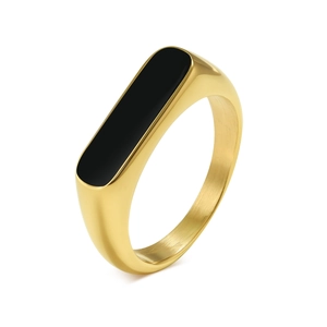 Chevalière minimaliste en acier doré avec émail noir rectangulaire et finition métal brossé
