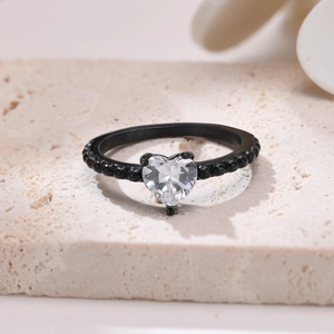Dettaglio anello nero a cuore con perline e zircone cubico lucido incastonato