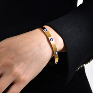 Détail de ce bracelet doré orné de motifs œil protecteur bleu avec une finition polie