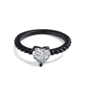 Anello in acciaio inossidabile nero con zircone a cuore e dettagli con perline