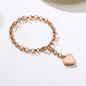 Vue détaillée du bracelet à pendentif cœur en or rose avec fermoir mousqueton classique
