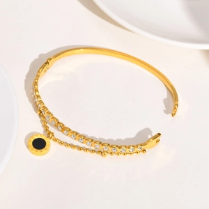 Détail d'un bracelet doré double couche avec pendentif chiffres romains et zircon