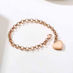 Détail d'un bracelet chaîne en acier inoxydable rose doré avec pendentif cœur et fermoir