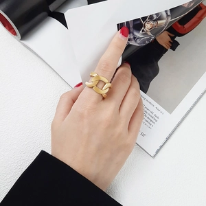 Bague chaîne dorée épaisse au style industriel minimaliste pour femmes modernes
