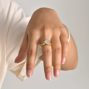 Minimalist Stainless Steel Signet Ring For Women Vintage Gold Plated Round Shell Inlay Fashion Jewelry Finger Ring Accessory