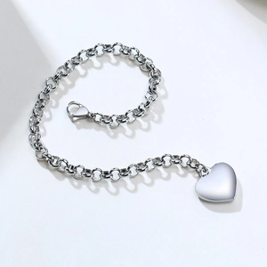 Détail d'un bracelet gourmette en acier inoxydable argenté avec pendentif en cœur