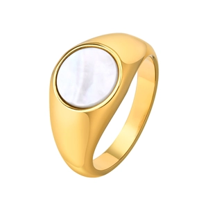Chic gold-plated stainless steel signet ring with a round white mother of pearl inlay