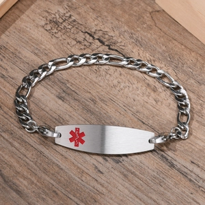 Detailansicht eines medizinischen Armbands in Roségold mit NK-Kette auf Holzoberfläche