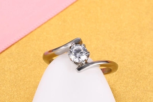 Macro d'une bague argentée au design bypass avec un grand solitaire de taille ronde