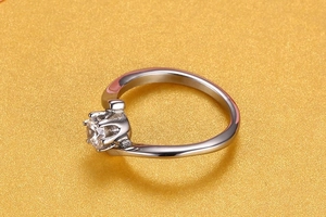 Vue macro d'une bague de fiançailles classique en zircon avec griffes en argent poli