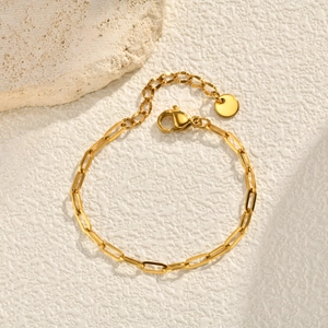Detailaufnahme der goldenen Büroklammer-Armbandkette mit Karabinerverschluss und Verlängerung