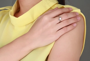 Détail d'une bague de mariage argentée avec zircone étincelante et anneau torsadé