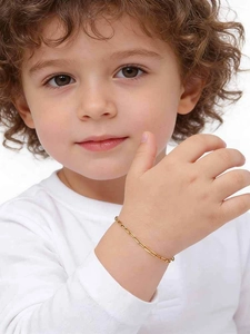 Detailaufnahme eines minimalistischen goldenen Gliederketten-Armbands am Handgelenk