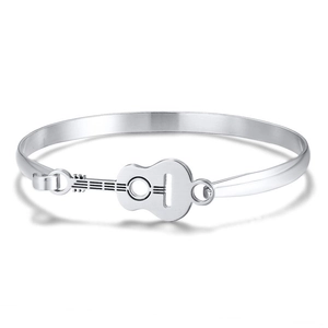Détail du bracelet de musique en acier inoxydable argenté avec breloque guitare et fermoir