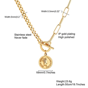 Détail macro du collier asymétrique en acier plaqué or 18K avec fermoir T et pendentif
