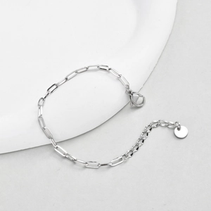 Nahaufnahme des silbernen Edelstahl-Büroklammer-Armbands mit einem Karabinerverschluss