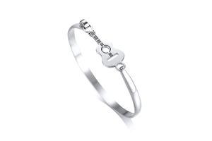 Détail du charm guitare en argent poli sur un bracelet jonc minimaliste en acier