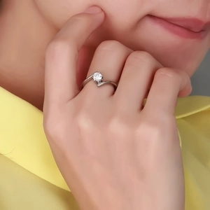 Bague élégante en argent avec zircon rond au design bypass portée au doigt