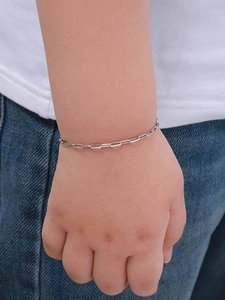 Silbernes Büroklammer-Armband aus Edelstahl am Handgelenk getragen für minimalistischen Stil