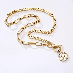 Détail du bracelet en acier titane doré 18K avec fermoir à bascule OT et médaille