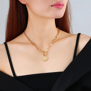 Gros plan du collier de pièces en or 18 carats avec portrait et fermoir à bascule OT