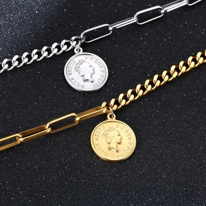 Détail de pendentifs pièces or et argent avec Elizabeth II sur chaînes à maillons