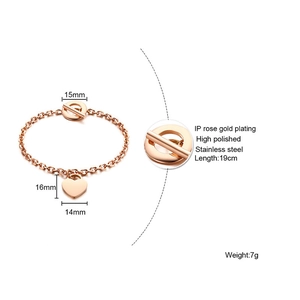 Dettaglio del bracciale in acciaio inossidabile oro rosa con ciondolo a cuore e chiusura