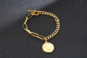 Détail du bracelet pièce Elizabeth plaqué or 18K avec fermoir OT et chaîne mixte