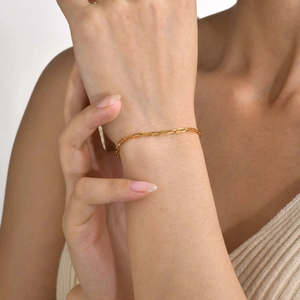 Minimalistisches vergoldetes Büroklammer-Kettenarmband für Damen am Handgelenk