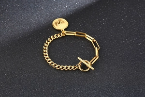 Détail du bracelet Elizabeth en or 18K avec fermoir OT et style de chaîne à double maillon