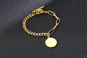 Détail du bracelet en acier titane or 18 carats avec fermoir à bascule et pendentif rond