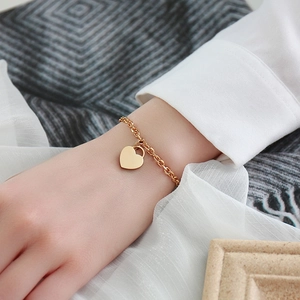Elegante bracciale da donna con ciondolo a cuore in oro rosa e catena minimalista in acciaio inox