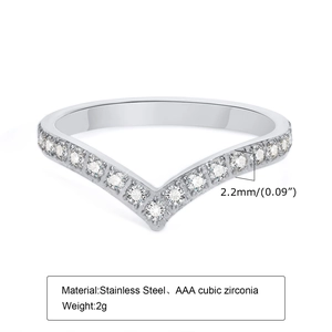 Vue macro détaillée de la largeur de 2,2 mm et des zircons AAA sur la bague en V dorée