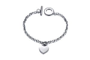 Macro di bracciale in argento con ciondolo a cuore, catena rolo e chiusura a barra T