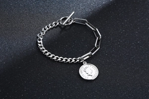 Détail du bracelet en acier titane argenté avec pièce Elizabeth et fermoir en T