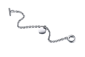 Dettaglio del bracciale con ciondolo a cuore e chiusura a T in acciaio lucido brillante