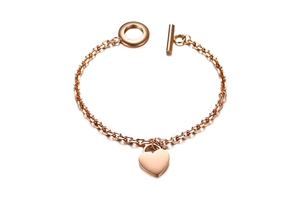 Dettaglio del bracciale a catena oro rosa con ciondolo a cuore e chiusura a barra a T