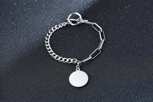 Détail d'un bracelet argenté avec fermoir OT et maillons de type gourmette et trombone