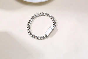 Gros plan détaillé d'un bracelet gourmette en acier inoxydable avec plaque ID plate